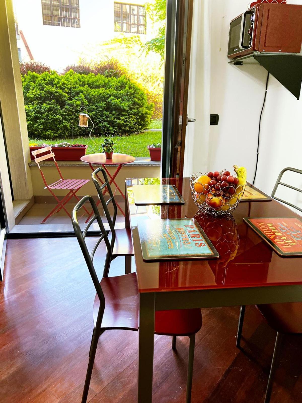 Laura S Garden - Romantic Place And Private Parking Apartment Mailand